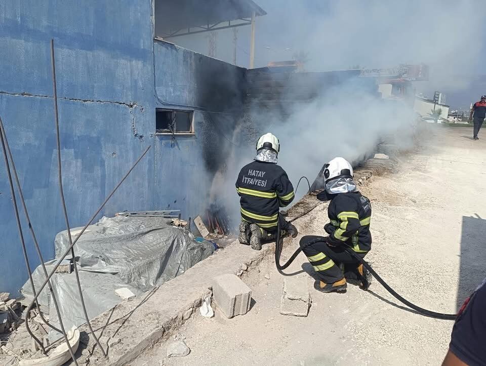 Hatay'ın Kırıkhan ilçesindeki bir fabrikanın malzeme sahasında çıkan yangın, itfaiye