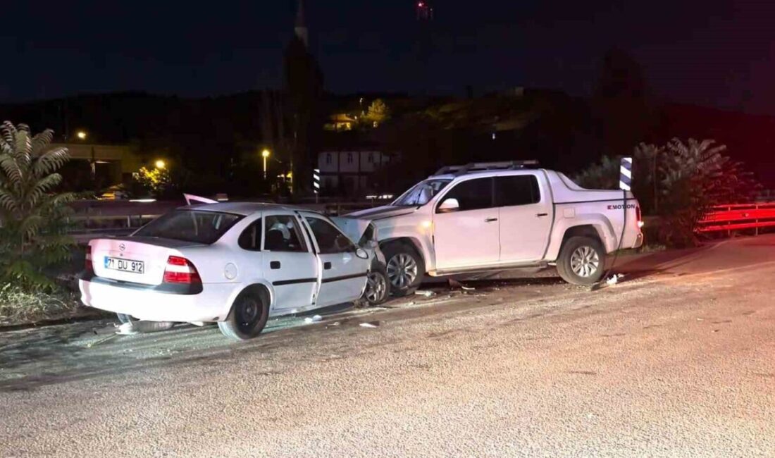 Kırıkkale'de Bağlarbaşı Mahallesi'nde Volkswagen kamyonet ile Opel otomobilin çarpışması sonucu