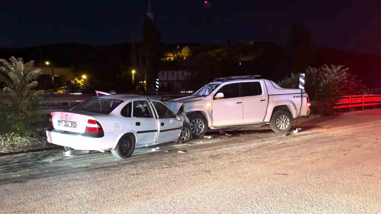 Kırıkkale'de Bağlarbaşı Mahallesi'nde Volkswagen kamyonet ile Opel otomobilin çarpışması sonucu