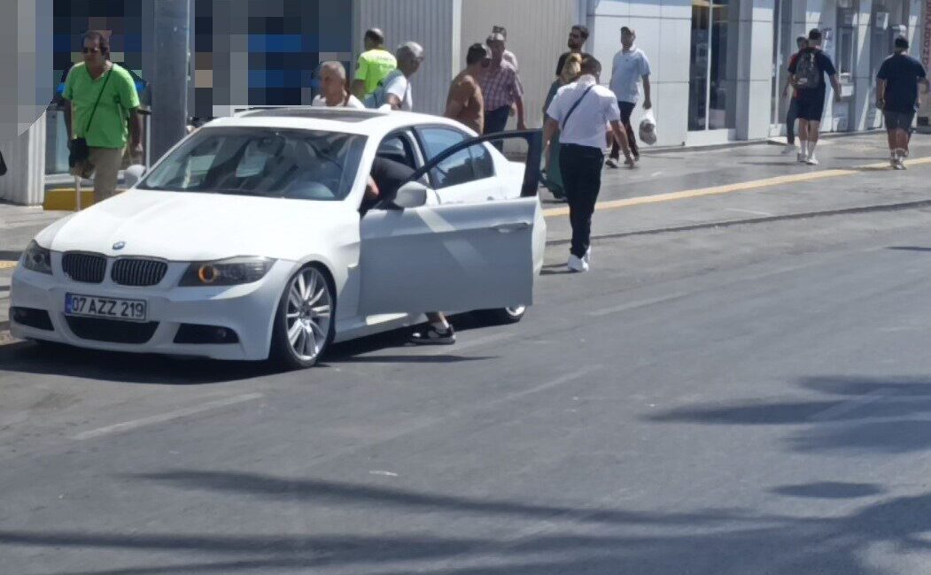 Antalya'nın Manavgat ilçesinde, kırmızı ışıkta bekleyen bir otomobile özel güvenlik