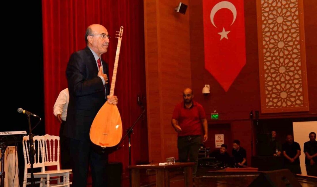 Yazar Bayram Bilge Tokel, Kırşehir'de düzenlenen festivalde Neşet Ertaş ve