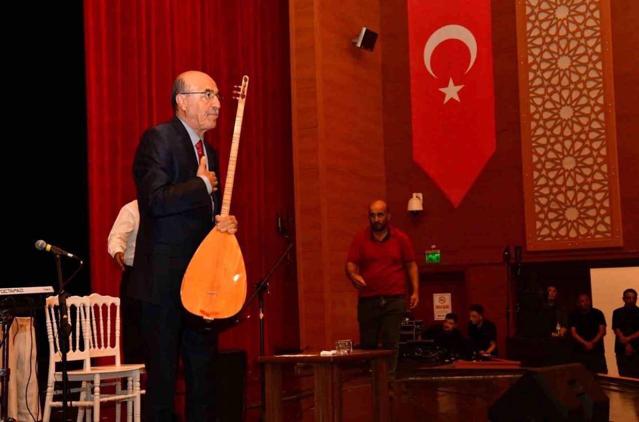Yazar Bayram Bilge Tokel, Kırşehir'de düzenlenen festivalde Neşet Ertaş ve