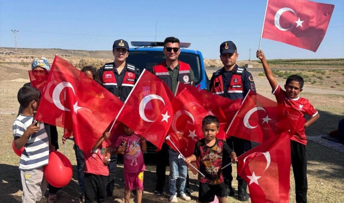 Kırşehir İl Jandarma Komutanlığı, geçici tarım işçilerinin çocuklarıyla bir araya
