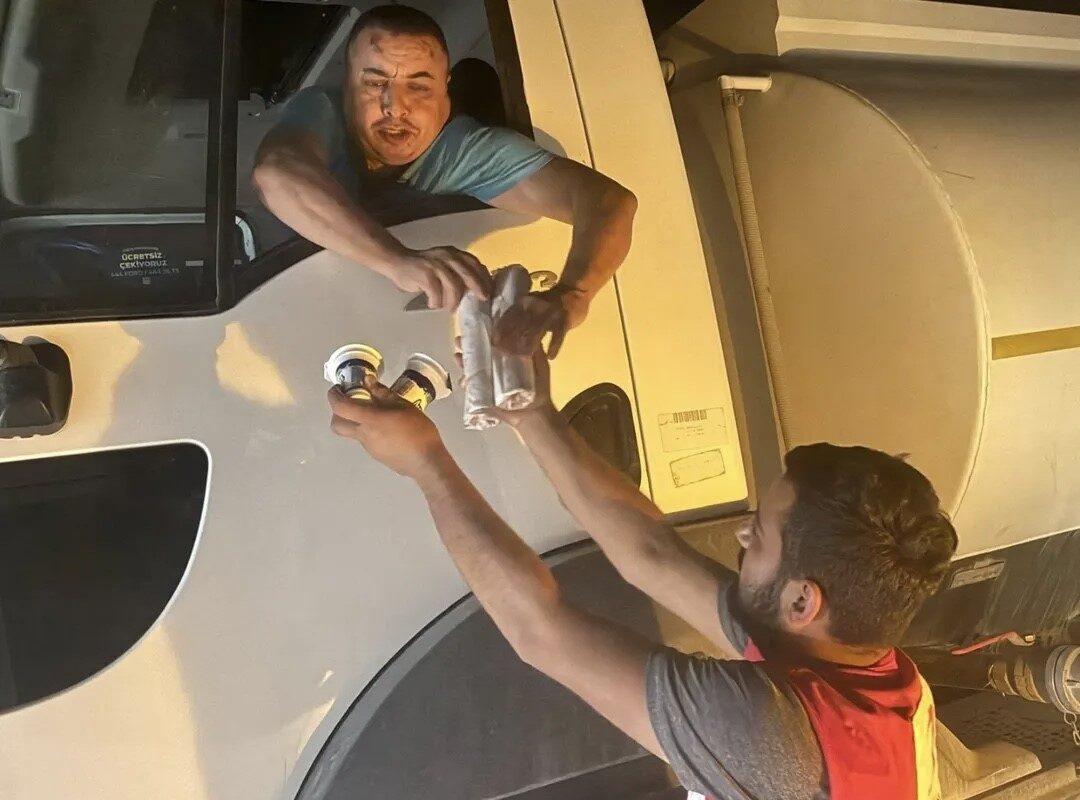 Hatay'ın Yayladağı ilçesindeki orman yangınında, Kızılay ekipleri, yangınla mücadelede görevli