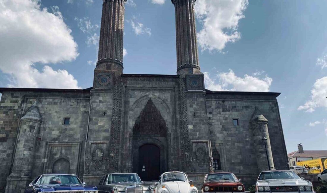 Erzurum Büyükşehir Belediyesi, 10 Ağustos'ta Havuzbaşı Kent Meydanı'nda klasik otomobil