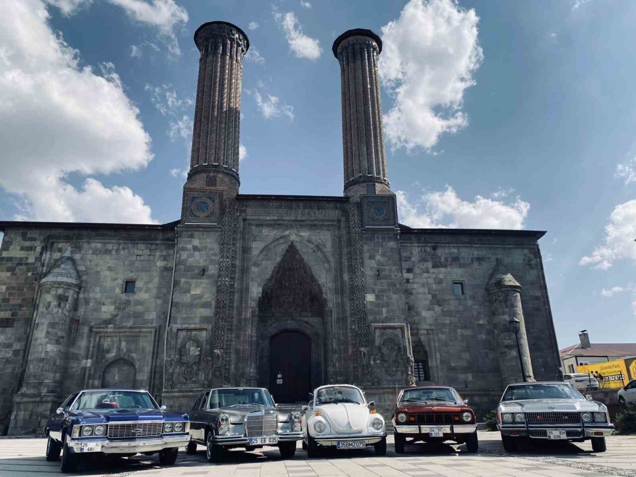Erzurum Büyükşehir Belediyesi, 10 Ağustos'ta Havuzbaşı Kent Meydanı'nda klasik otomobil