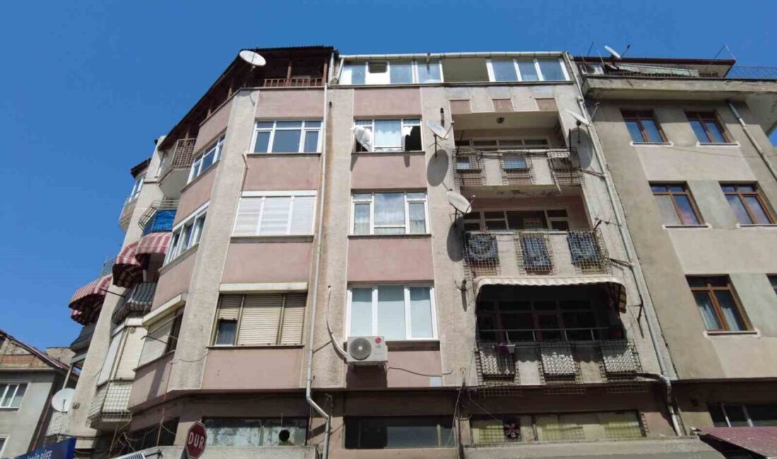 Edirne'nin Dilaverbey Mahallesi'nde 52 yıllık bir bina, kolonlarındaki patlamalar nedeniyle