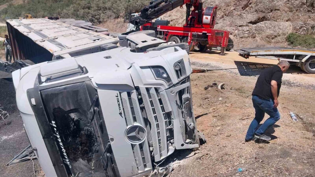 Bolu'nun Mudurnu ilçesinde kontrolden çıkan kömür yüklü bir tır devrildi.