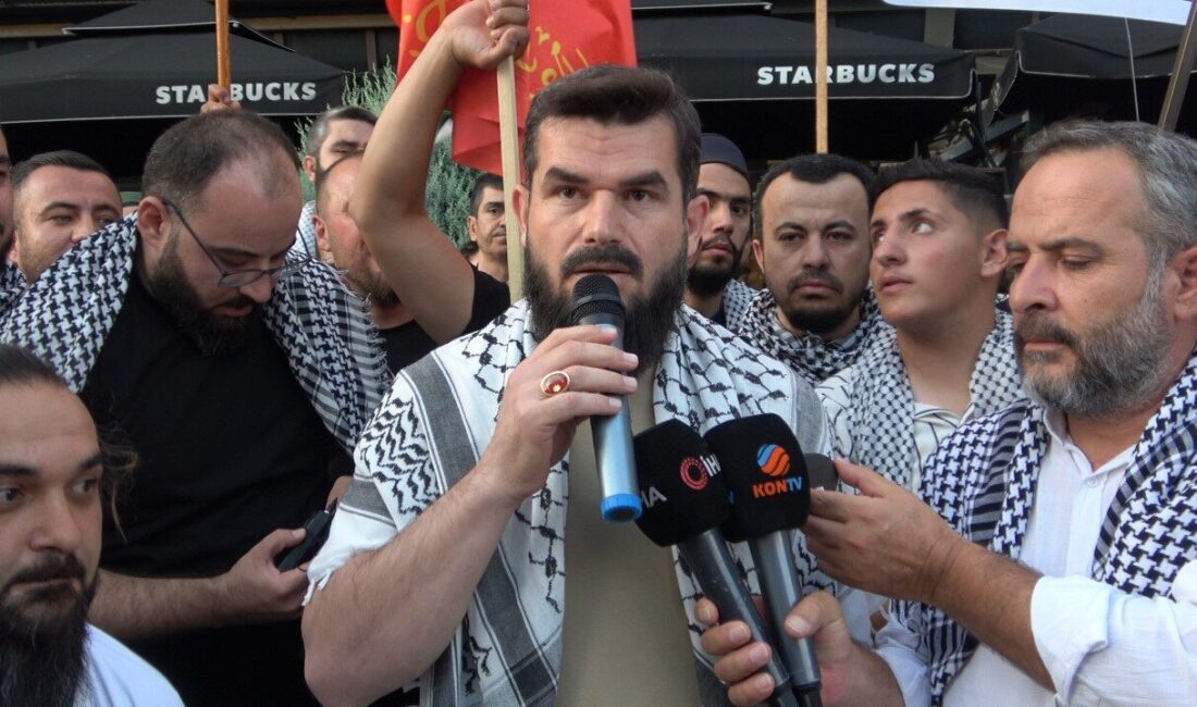 Konya'da, İsrail'in Gazze saldırılarını protesto eden bir grup, Selçuklu'daki Starbucks