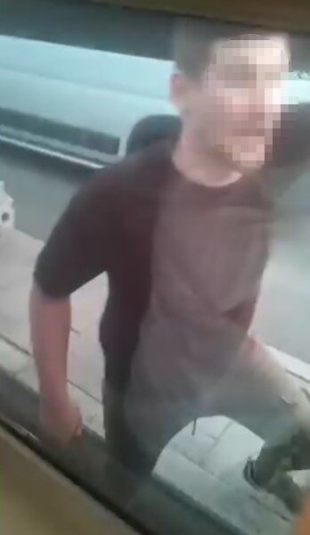 İzmir'in Bornova ilçesinde bir servis sürücüsüne korna çaldığı için bıçakla