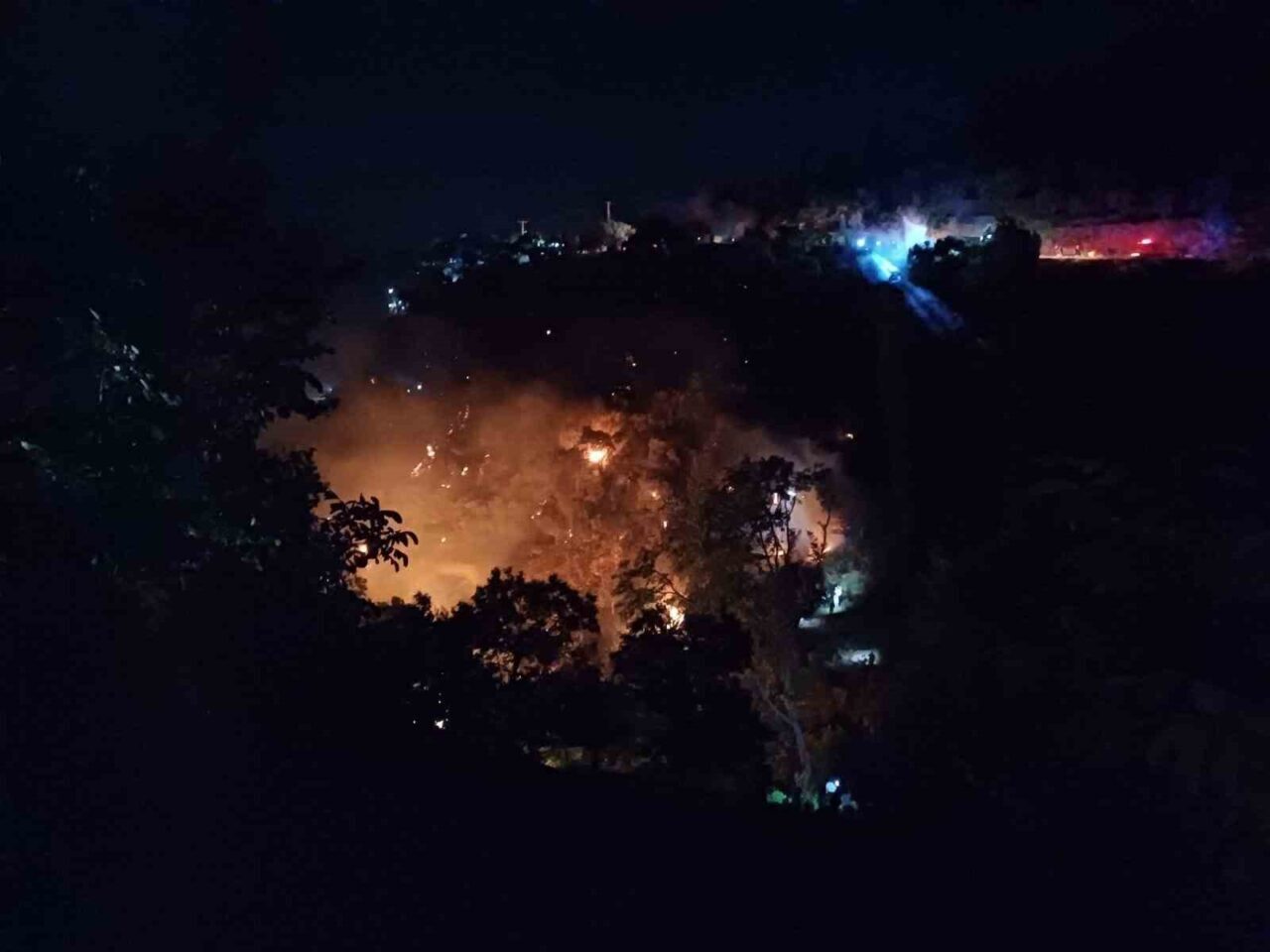 Aydın'ın Köşk ilçesinde Kızılcaköy Mahallesi yakınlarında çıkan orman yangını, rüzgarın