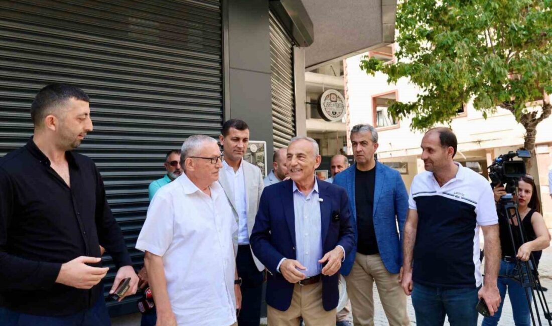 İstanbul Küçükçekmece'de kentsel dönüşüm kapsamında 14 parselin yıkım işlemlerine başlandı.