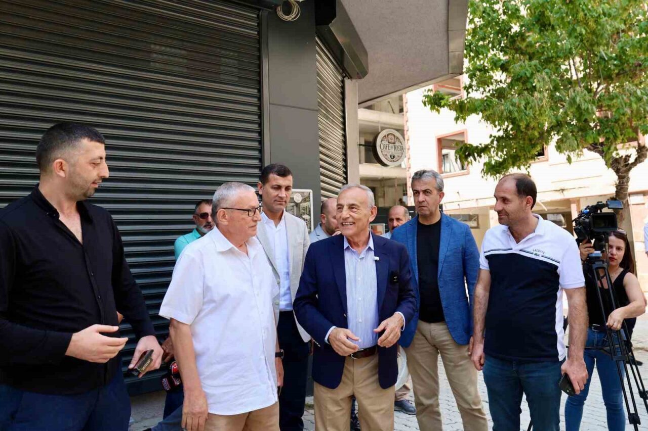İstanbul Küçükçekmece'de kentsel dönüşüm kapsamında 14 parselin yıkım işlemlerine başlandı.