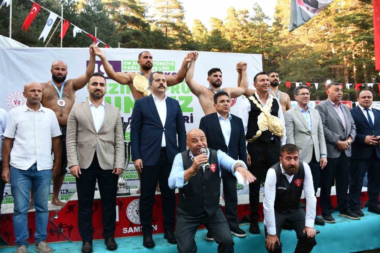 Samsun'un Vezirköprü ilçesinde bu yıl 19'uncusu düzenlenen Kunduz Yağlı Güreşleri'nde