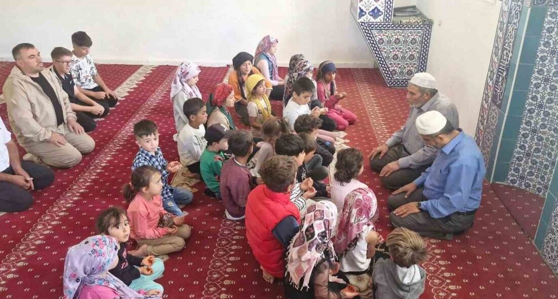 Akdağmadeni Şahnederesi Köyü'nde düzenlenen Yaz Kur’an Kursu mezuniyet töreni, coşkulu