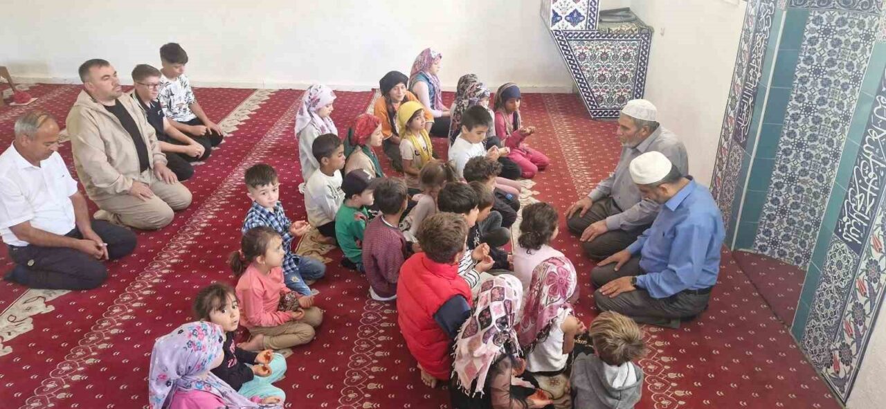 Akdağmadeni Şahnederesi Köyü'nde düzenlenen Yaz Kur’an Kursu mezuniyet töreni, coşkulu