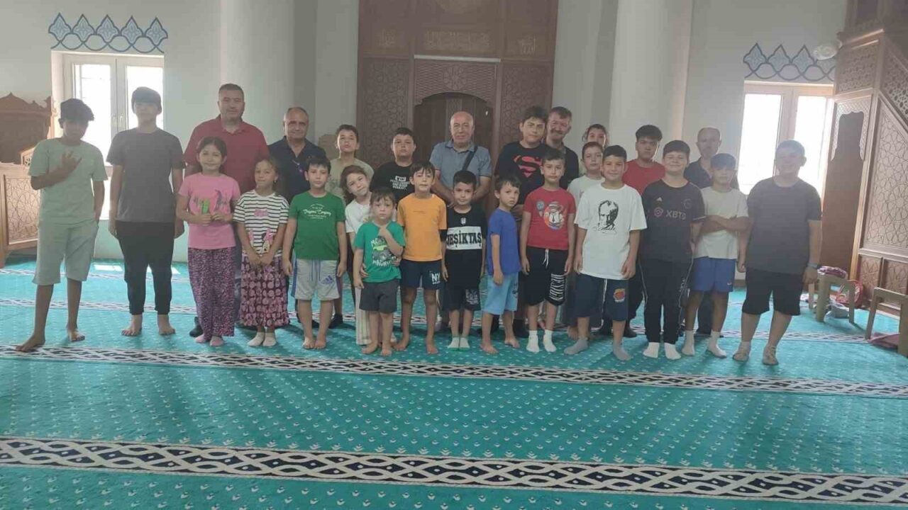 Denizli Merkezefendi'deki Hz. Ali Toki Camii'nde, yaz Kur’an kursundaki 35