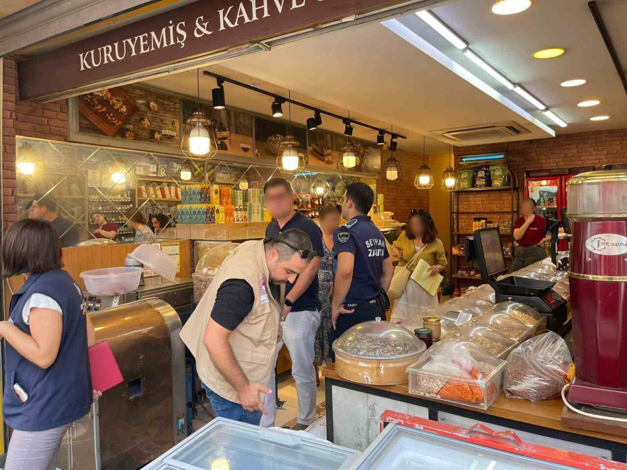 Adana'da gerçekleştirilen denetimlerde, Musko Erciyes Kuruyemiş isimli işletmede böceklenmiş gıda