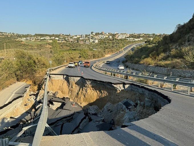 Kuşadası'nda, Söke-Kuşadası yolu üzerindeki çökme nedeniyle yol tek yönlü trafiğe