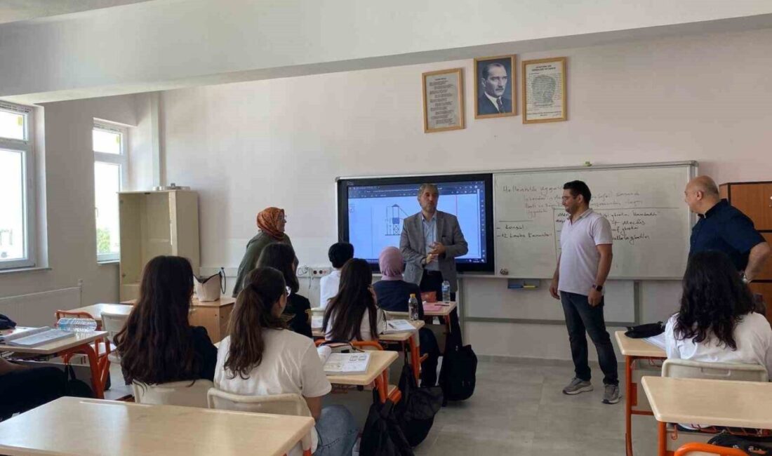 Kütahya İl Millî Eğitim Müdürü Mustafa Yılmaz ve Müdür Yardımcısı
