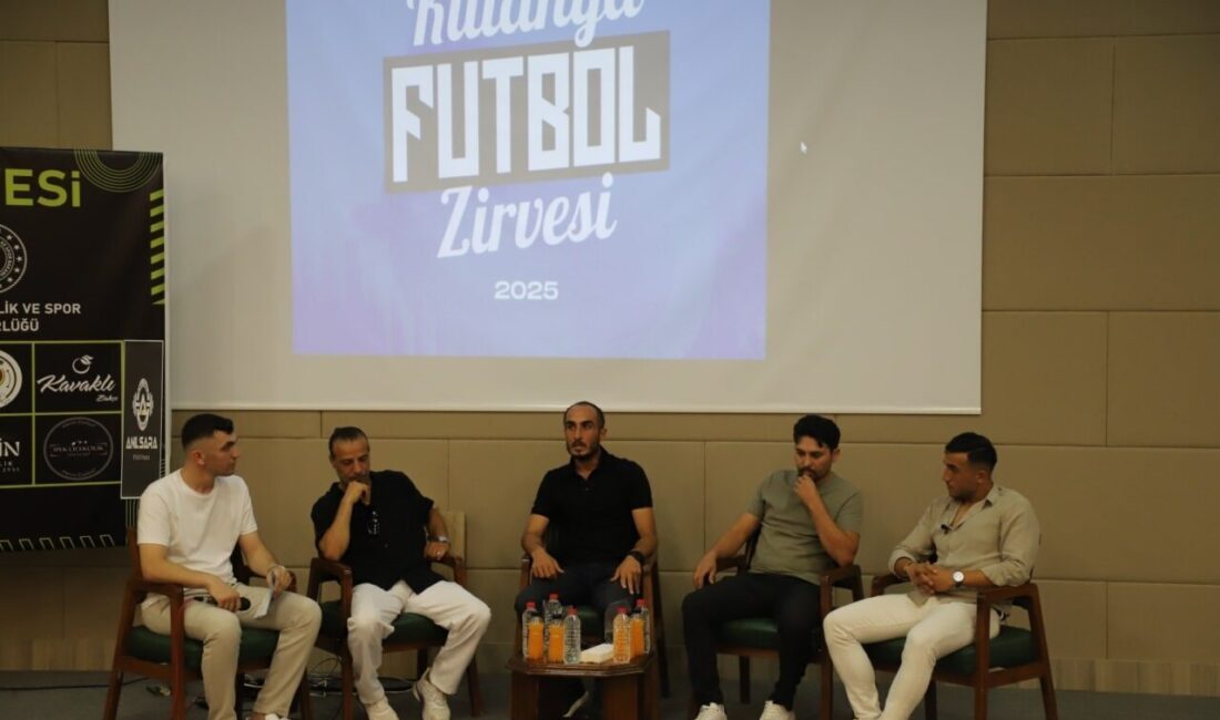Kütahya Futbol Zirvesi, Dumlupınar Yurdu'nda gerçekleştirilen etkinlikte "Yılın Enleri" ödülleri