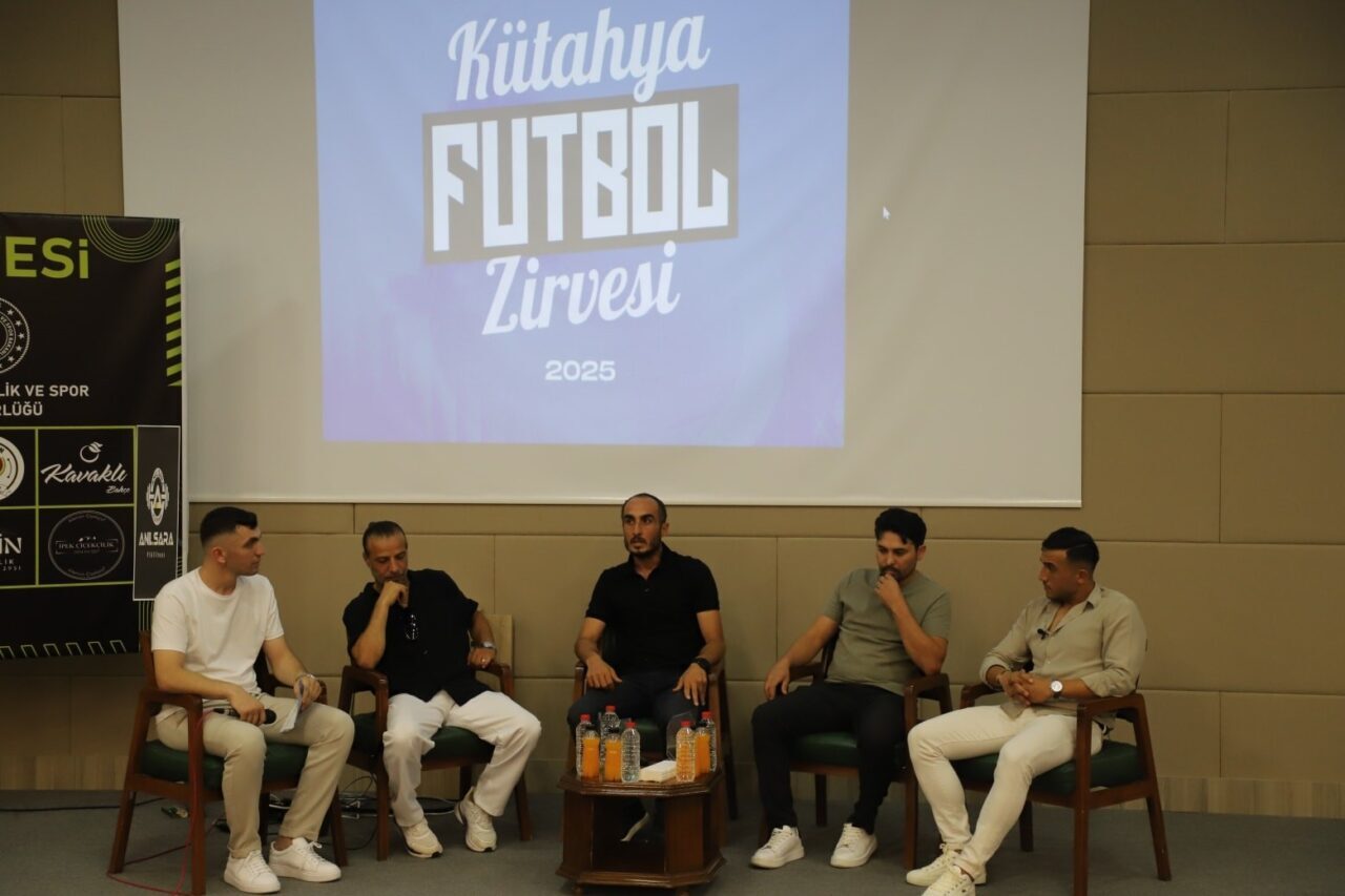 Kütahya Futbol Zirvesi, Dumlupınar Yurdu'nda gerçekleştirilen etkinlikte "Yılın Enleri" ödülleri