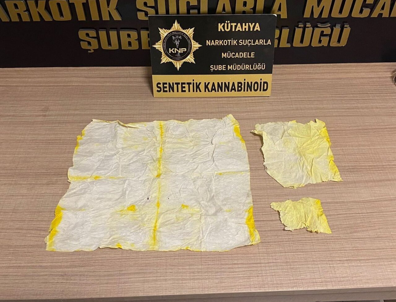 Kütahya'da Narkotik Suçlarla Mücadele Şube Müdürlüğü ekipleri, bir araçta 7.952