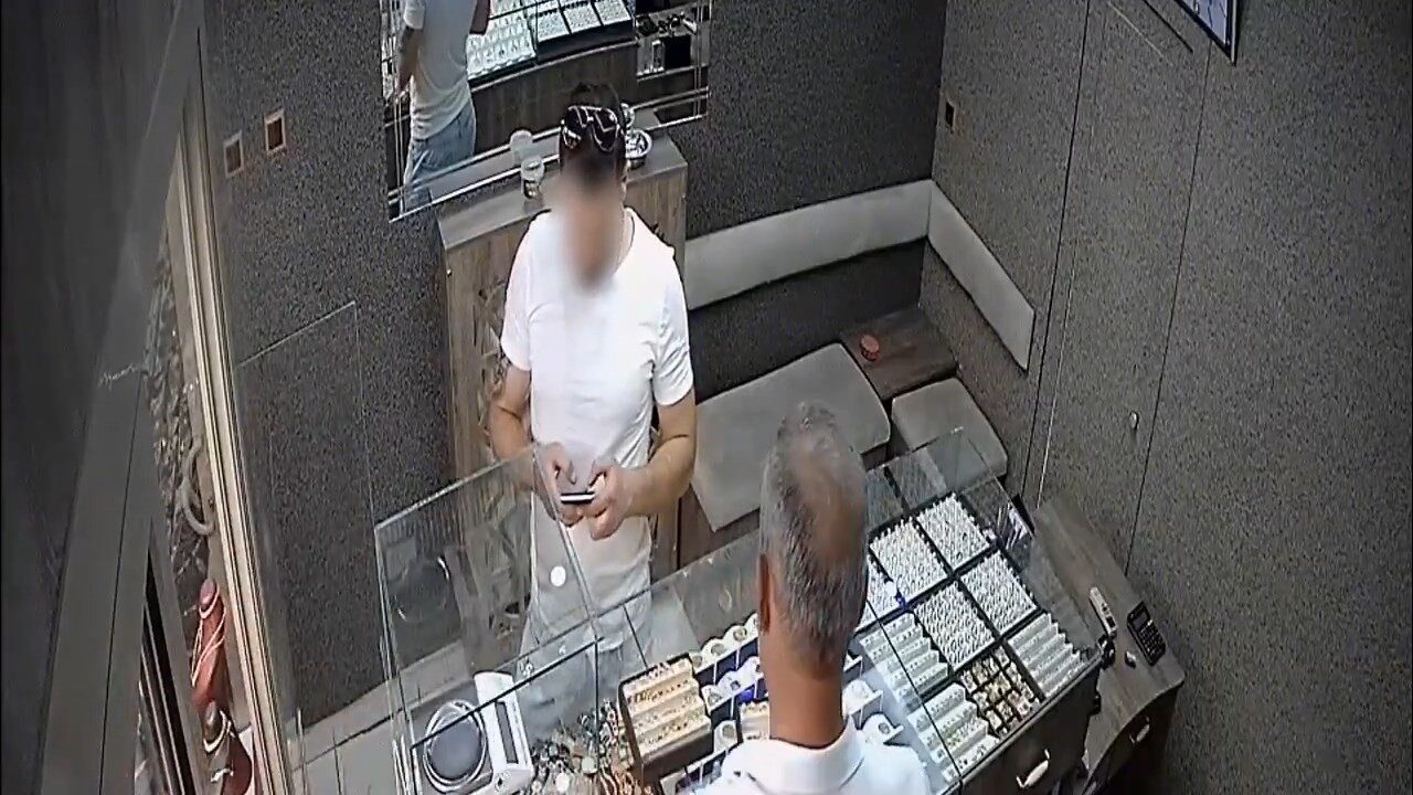 Bingöl'de bir kuyumcudan 3.20 gram ağırlığında altın küpe çalan şüpheli,