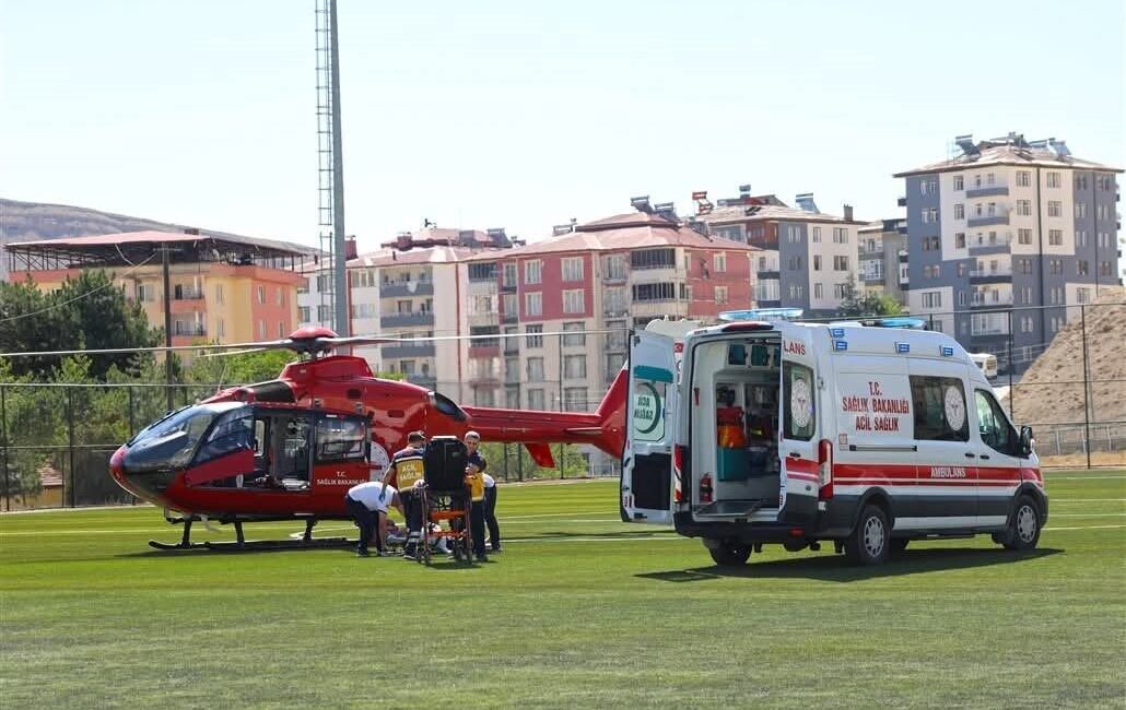 Malatya'nın Darende ilçesinde beyin kanaması geçiren 80 yaşındaki A.S.K., ambulans