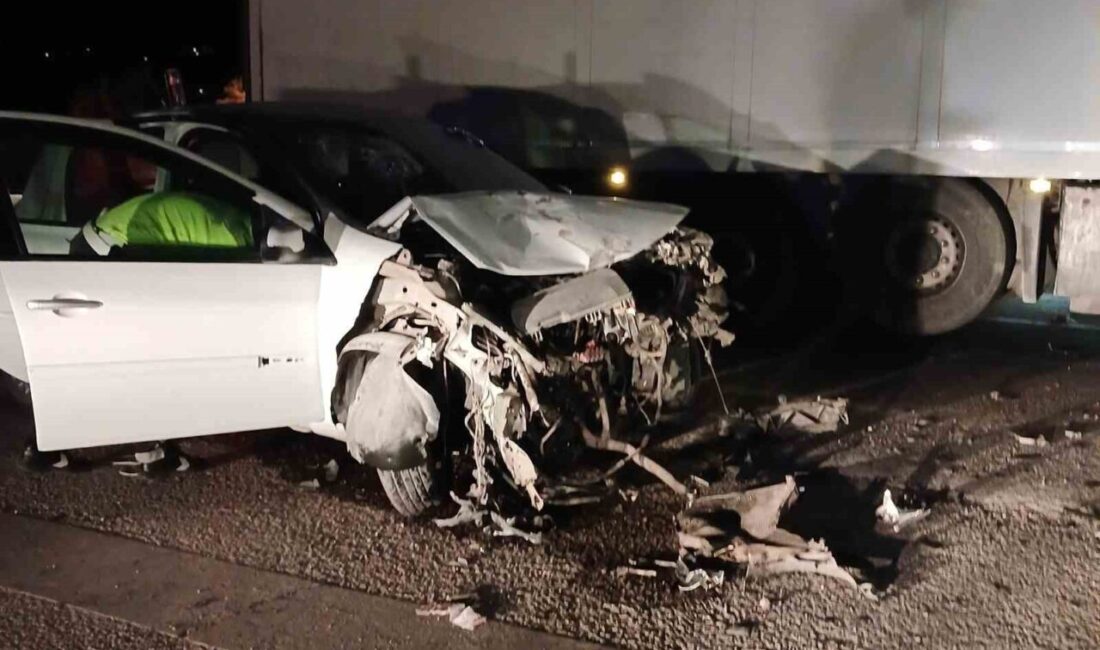 Malatya-Kayseri karayolunda tır ve otomobilin çarpışması sonucu 3 kişi yaralandı.