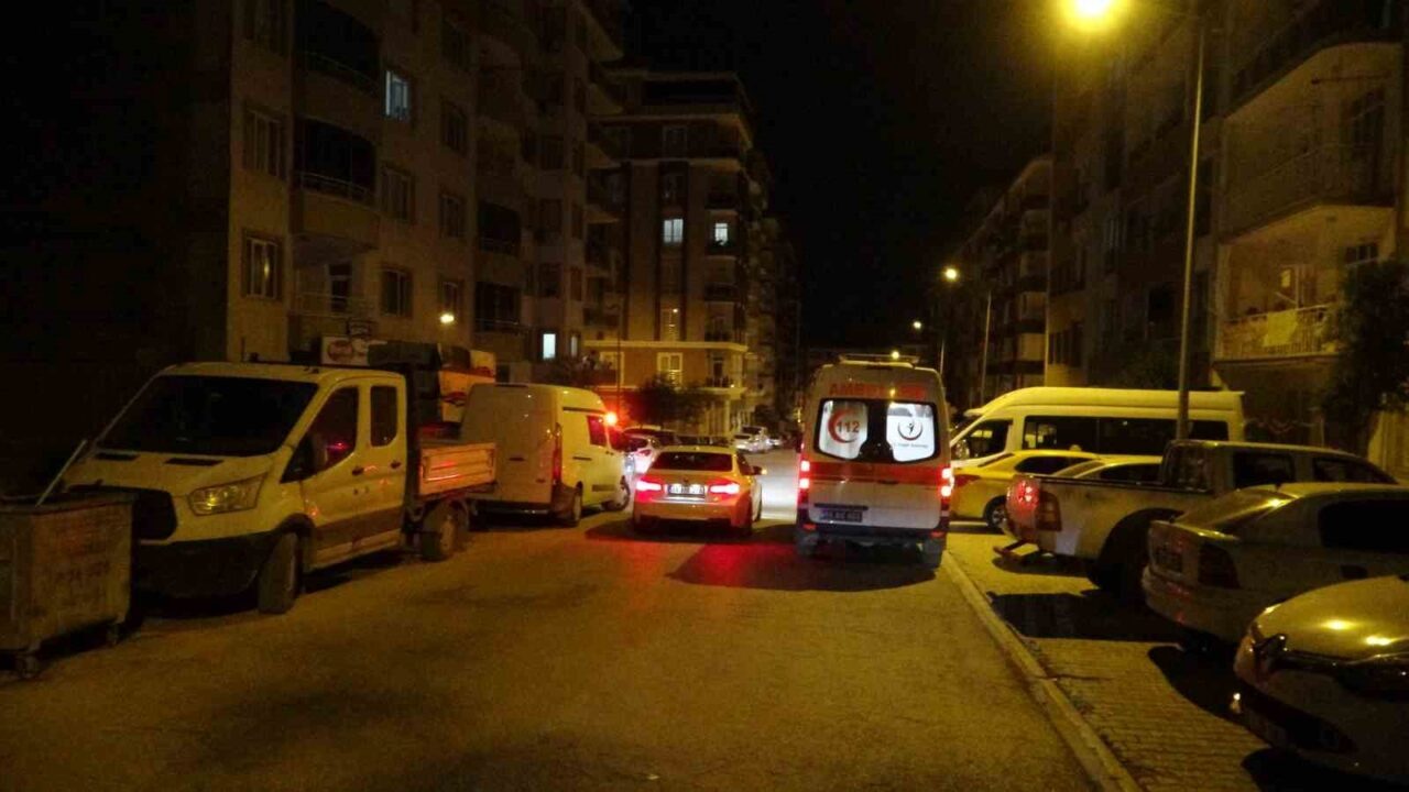 Malatya'nın Battalgazi ilçesinde yalnız yaşayan Hüsniye İlhan, evinde yarı çıplak