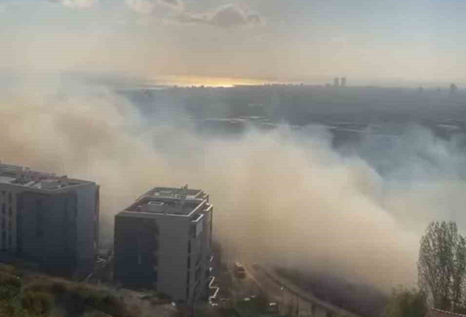 Maltepe'nin Başıbüyük Mahallesi'nde geniş bir alanda çıkan yangın, kısa sürede