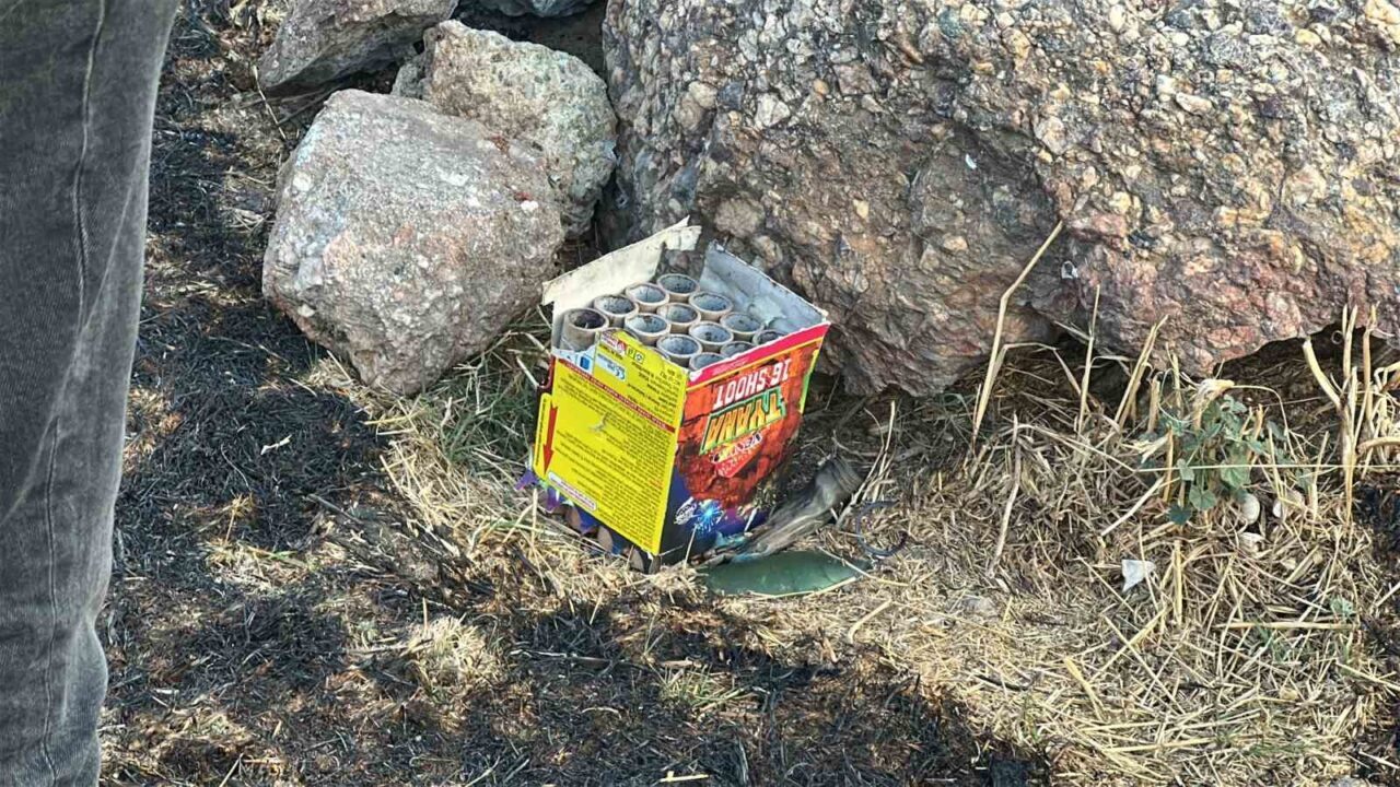 Maltepe'de Başıbüyük Mahallesi'nde yasak olmasına rağmen havai fişek atan bir