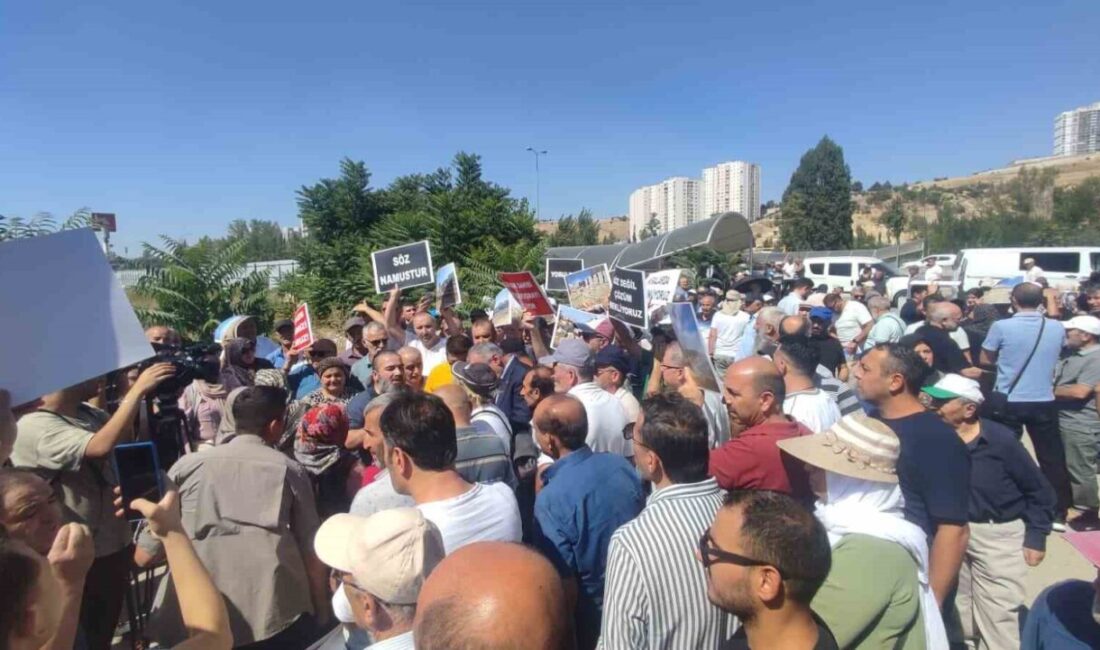 Mamak Kentsel Dönüşüm Projesi mağdurları, konutlarına ulaşamadıkları için protesto düzenledi.