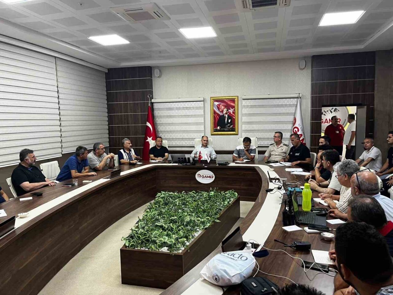 Balıkesir’in Sındırgı ilçesinde meydana gelen 6.1 büyüklüğündeki deprem sonrası Manisa