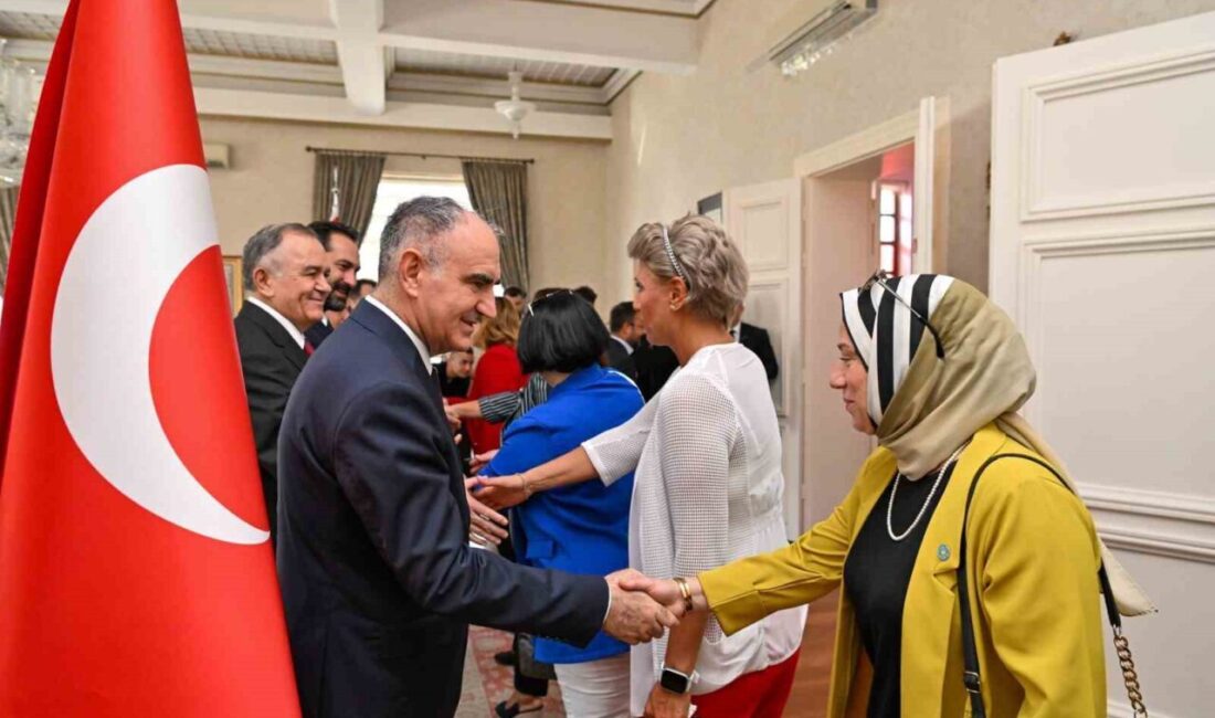 Manisa'da 30 Ağustos Zafer Bayramı kutlamaları, valilik önünde düzenlendi. Jandarma