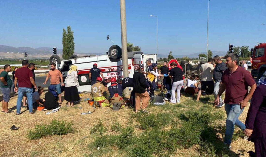 Manisa'nın Alaşehir ilçesinde ambulans ile otomobilin çarpışması sonucu 2’si ağır
