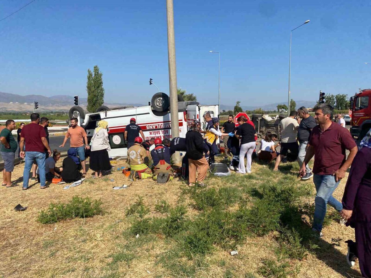 Manisa'nın Alaşehir ilçesinde ambulans ile otomobilin çarpışması sonucu 2’si ağır