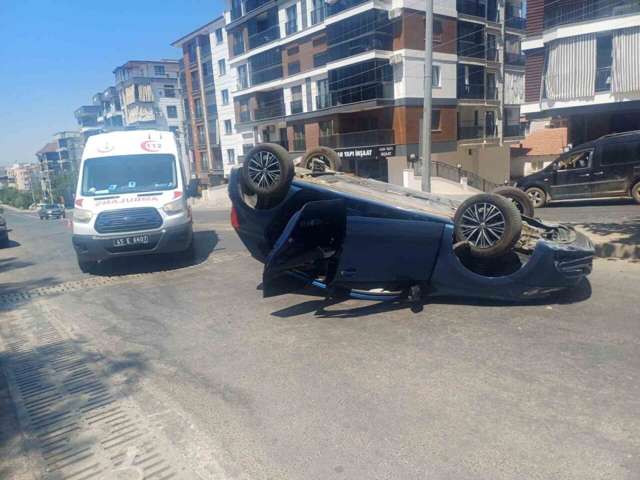 Manisa'nın Salihli ilçesinde Z.Ö. yönetimindeki otomobil, direksiyon hakimiyetinin kaybolması sonucu