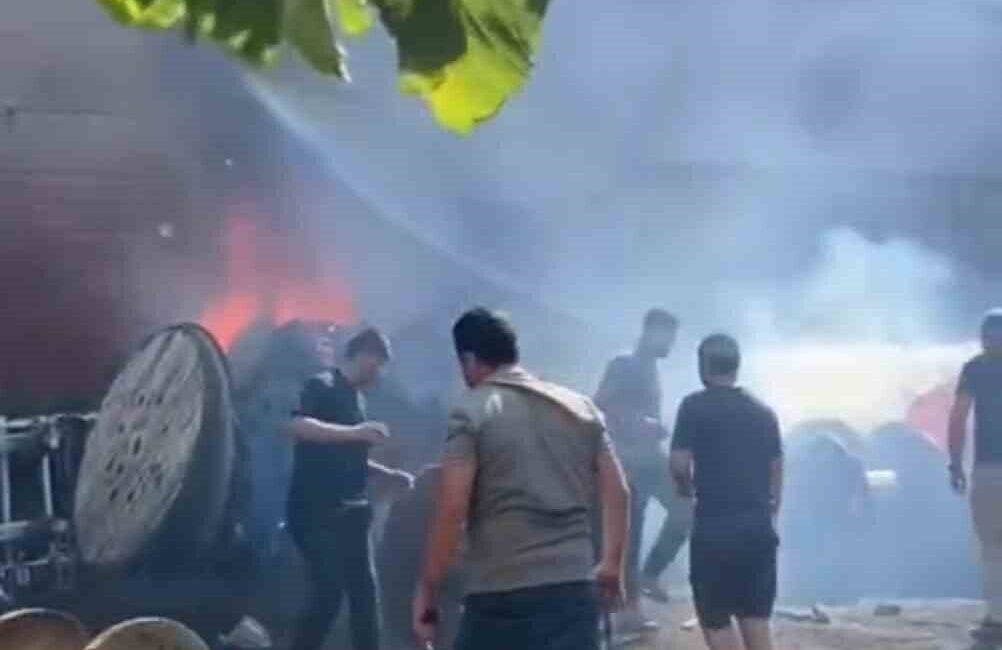 Mardin'in Kızıltepe ilçesindeki Koçhisar Mahallesi'nde bir elektrik malzemeleri dükkanında çıkan