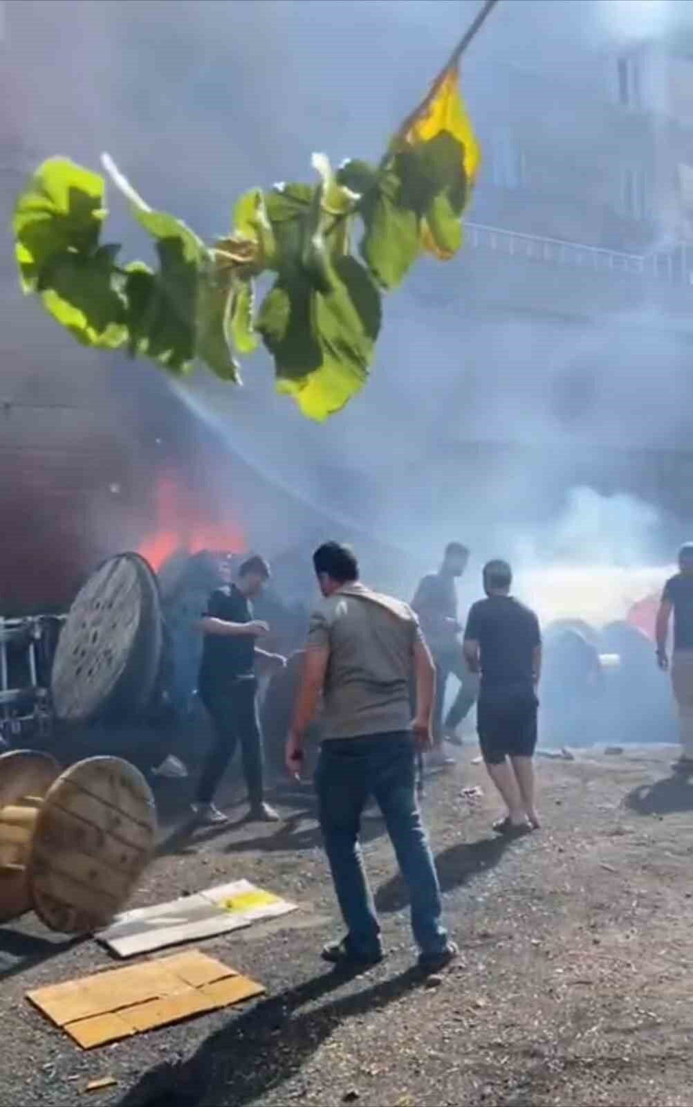 Mardin'in Kızıltepe ilçesinde bir elektrik malzemeleri üretim dükkanında çıkan yangın,