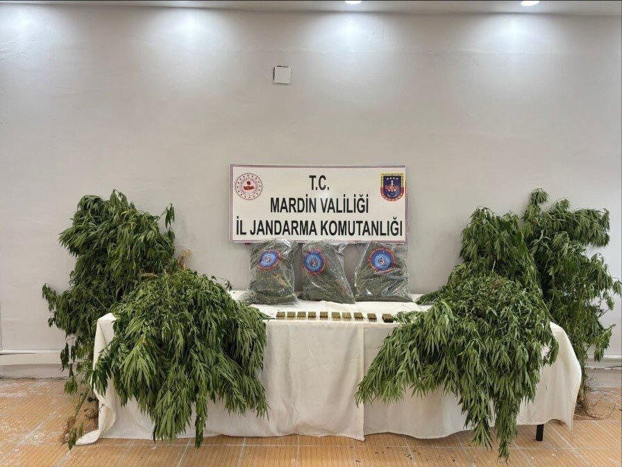 Mardin'in Derik ilçesinde gerçekleştirilen uyuşturucu operasyonunda, jandarma ekipleri 4 kilo