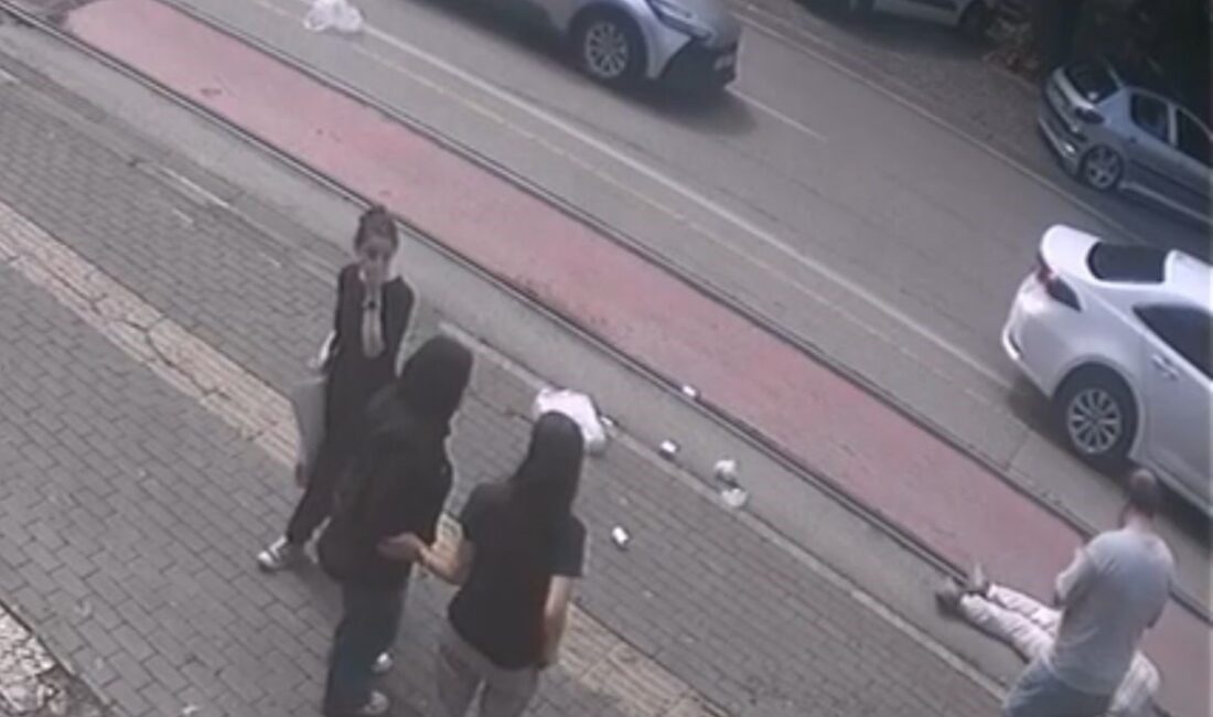 Bursa'nın Osmangazi ilçesinde marketten çıkan İmdat B., karşıya geçerken otomobilin