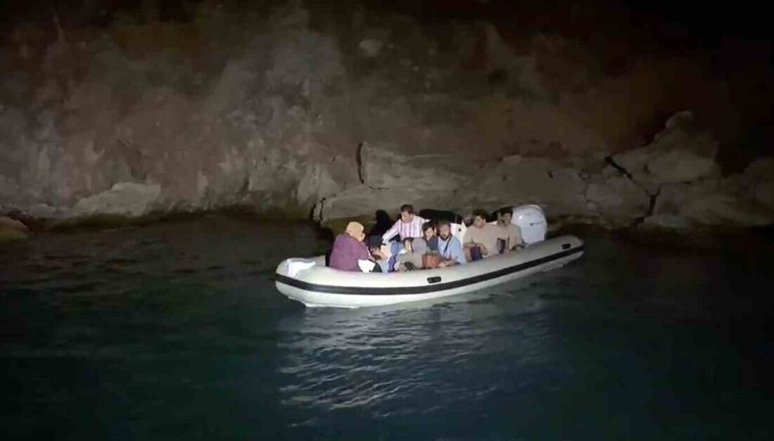 Muğla’nın Marmaris sahilinde, hareket halindeki lastik bottaki 26 düzensiz göçmen,
