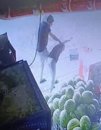 Adana'da, markette sipariş edilen marulu beğenmeyen bekçi K.K., 14 yaşındaki