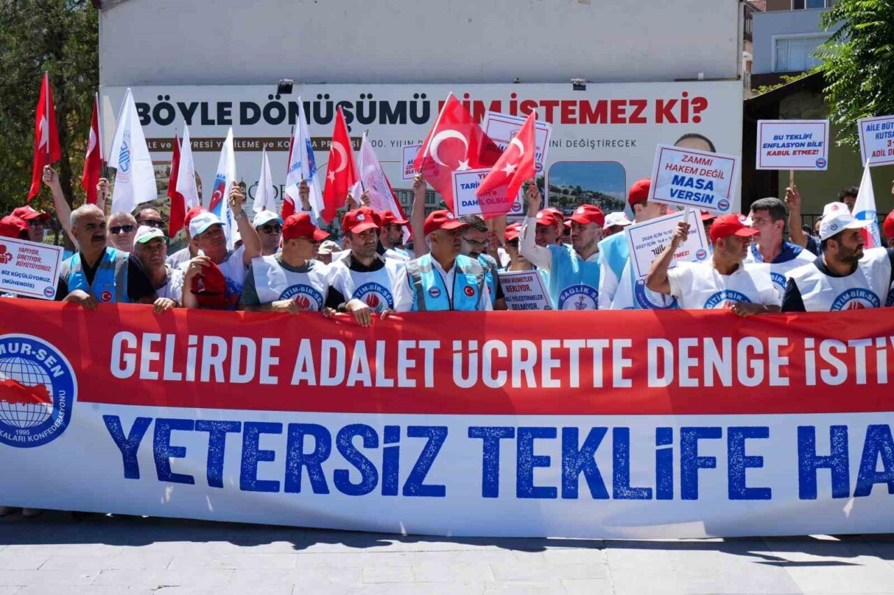 Niğde'de Memur-Sen üyeleri, 8. Dönem Toplu Sözleşme görüşmelerindeki zam teklifini