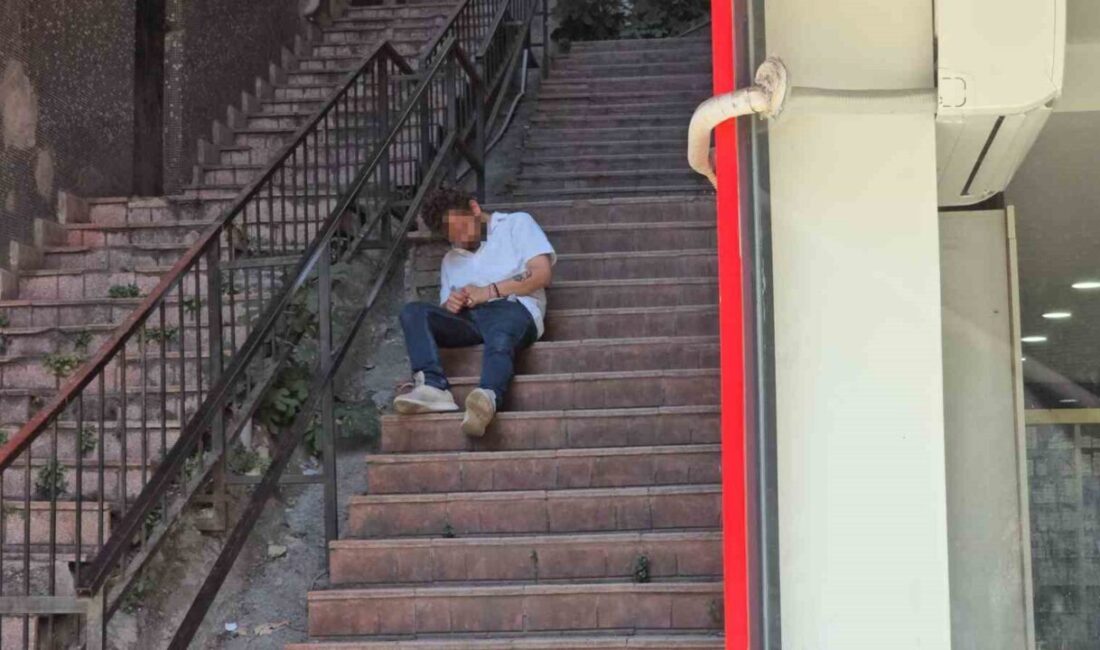 Zonguldak'ta Terakki Mahallesi'ndeki merdivenlerde baygın halde bulunan genç, vatandaşlar tarafından