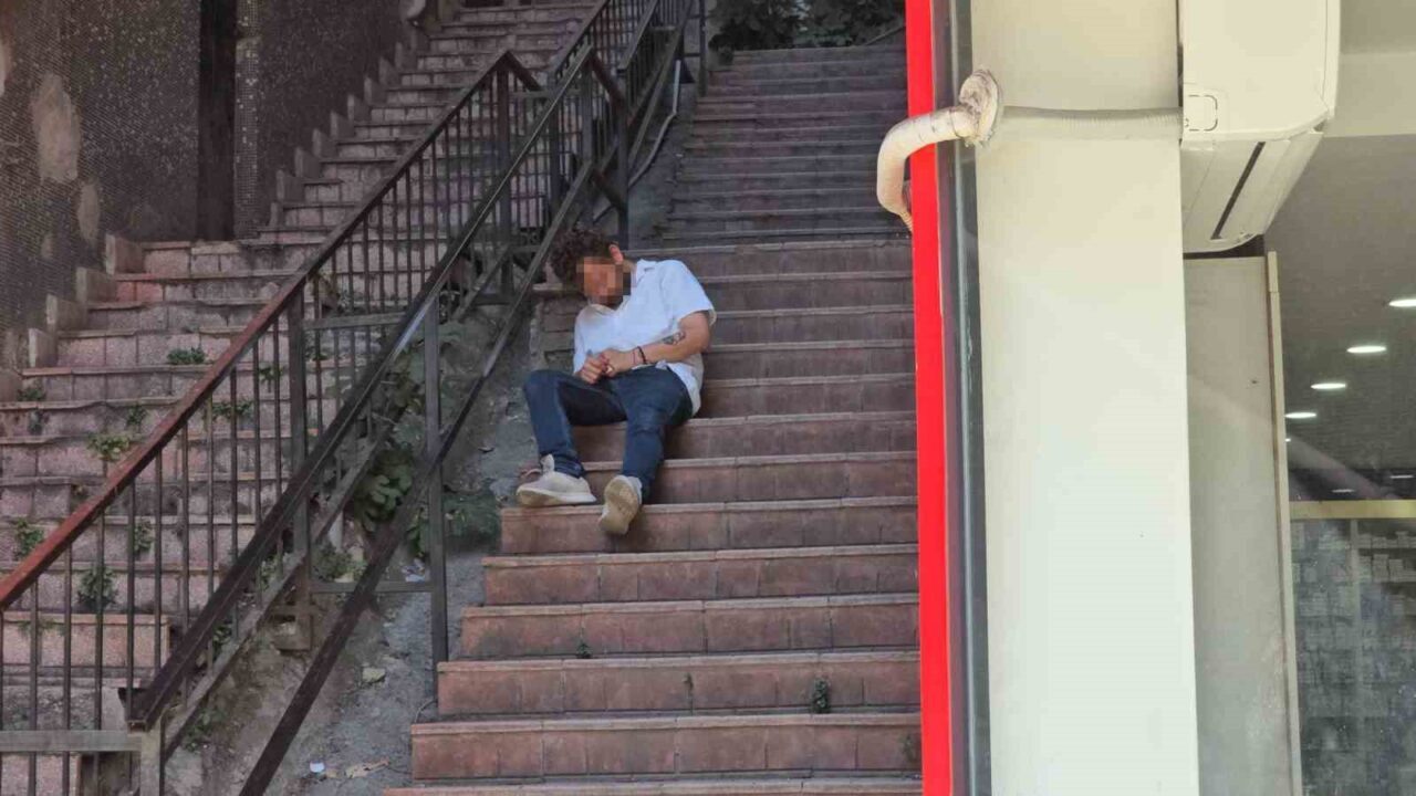 Zonguldak'ta Terakki Mahallesi'ndeki merdivenlerde baygın halde bulunan genç, vatandaşlar tarafından