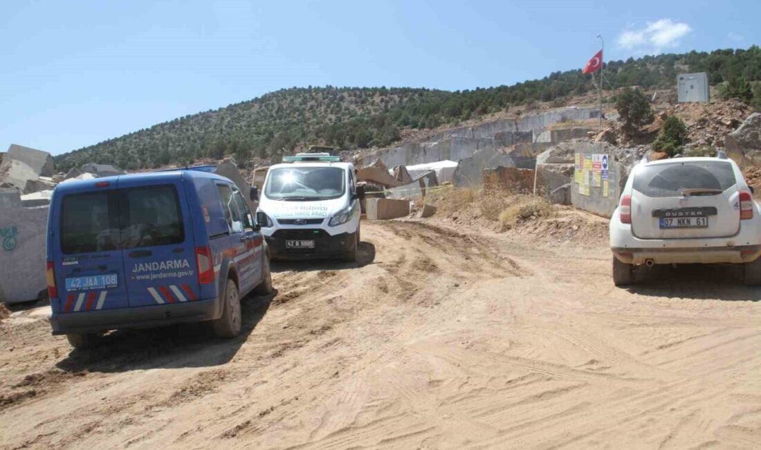 Konya'nın Beyşehir ilçesinde, mermer ocağında kepçeden düşen bir mermer bloğun
