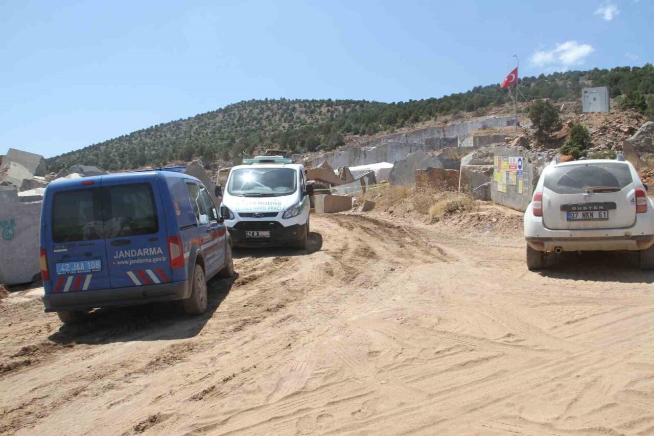 Konya'nın Beyşehir ilçesinde, mermer ocağında kepçeden düşen bir mermer bloğun